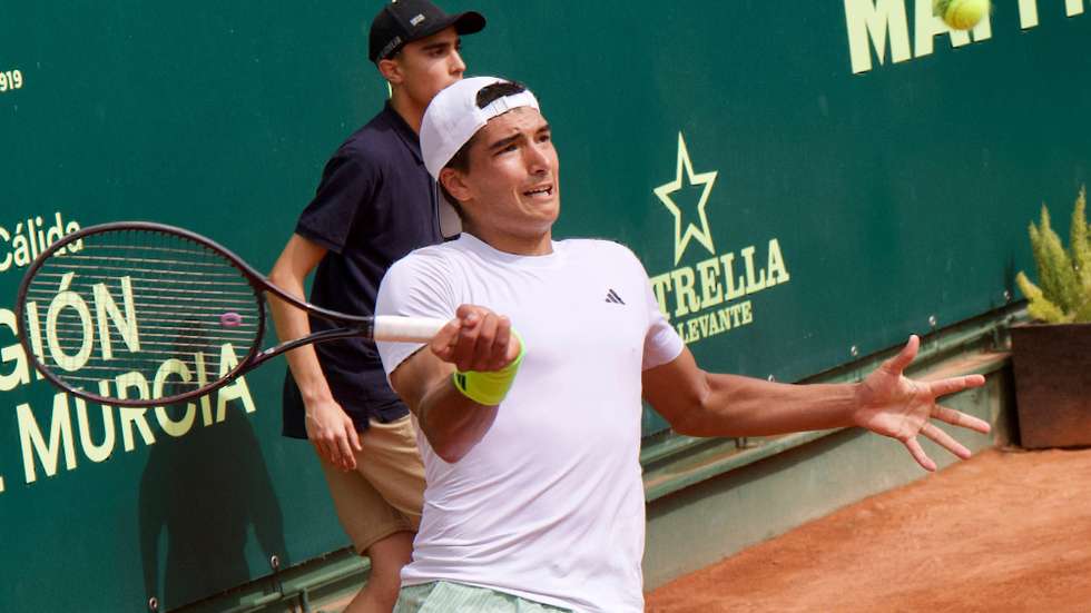 epa11239064 Henrique Rocha of Portugal in action against Pablo Llamas of Spain during their ATP Challenger Costa Calida Region de Murcia semi finals tennis match, in Murcia, Spain, 23 March 2024.  EPA/Juan Carlos Caval