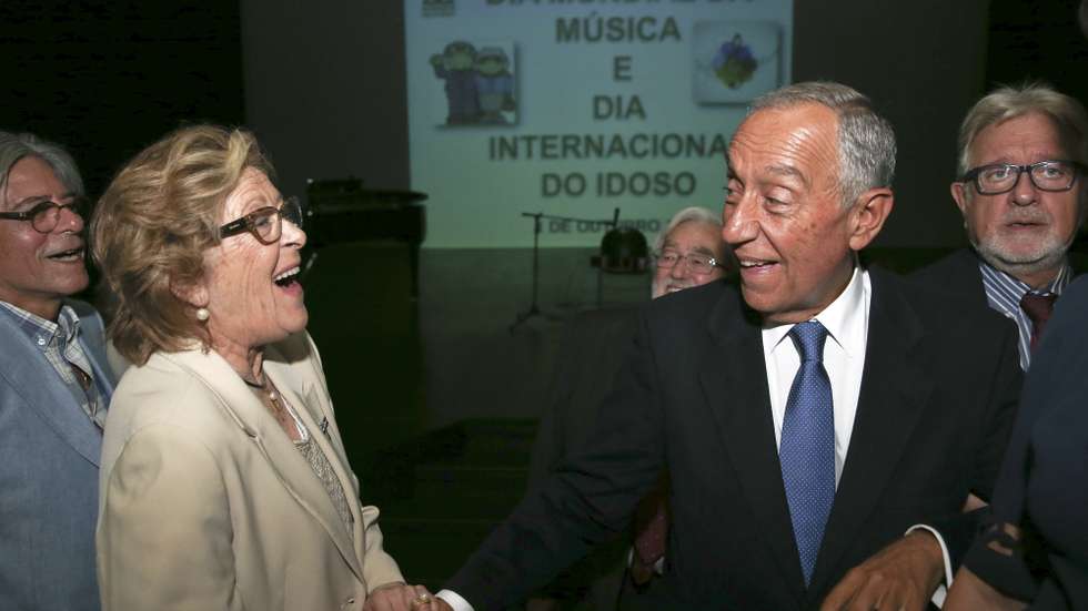 O Presidente da República, Marcelo Rebelo de Sousa (2-D), conversa com a atriz Simone de Oliveira (2-E) acompanhados pelos atores Carlos Quintas (E) e Vitor de Sousa (D), durante a visita à Casa do Artista para assinalar o Dia Mundial da Música e o Dia Internacional do Idoso, em Lisboa, 01 de outubro de 2016. ANTÓNIO COTRIM/LUSA