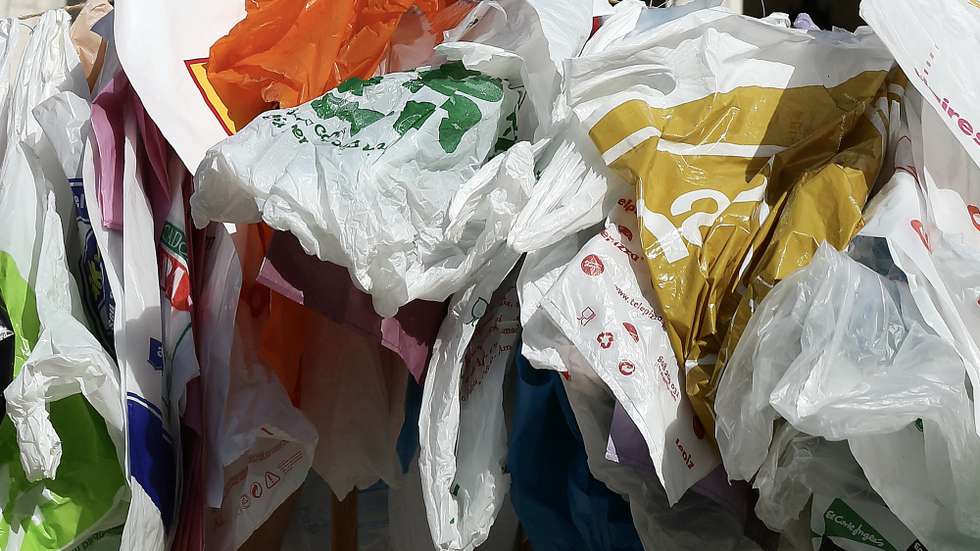 Ação de sensibilização com o objetivo de alertar para a necessidade de redução de sacos de plástico a nível mundial. Nesta ocasião, são colocados à porta da Assembleia 466 sacos descartáveis – número correspondente ao consumo anual de cada português. ANTÓNIO COTRIM/LUSA