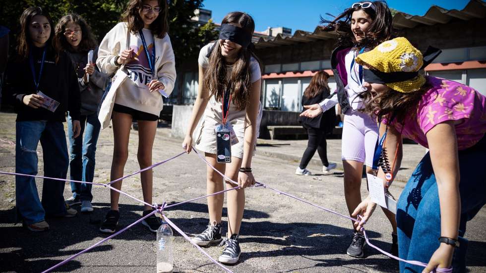 Crianças participam em atividades na Escola Eugénio de Andrade no âmbito do Dia Nacional da Educação de Surdos - da Educação Inclusiva (uma escola de todos, com todos e para todos), onde se encontram mais de 1000 alunos surdos, oriundos de 22 escolas nacionais (ilhas incluídas), Porto, 23 de abril de 2024. JOSÉ COELHO/LUSA