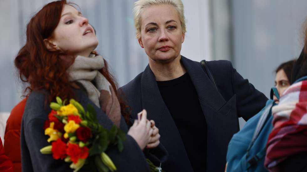 epaselect epa11226014 Yulia Navalnaya (C), widow of the late Russian dissident Alexei Navalny, waits in line to cast her ballot in the Russian presidential elections, at the Russian embassy in Berlin, Germany, 17 March 2024. The Russian presidential election vote takes place between 15 and 17 March. Four candidates registered by the Central Election Commission of the Russian Federation are vying for the post of head of state: Leonid Slutsky, Nikolai Kharitonov, Vladislav Davankov and Vladimir Putin.  The team of late Russian opposition leader Alexei Navalny had called Russians to show their opposition to the elections and President Putin, by crowding voting centers on 17 March at midday. The protest was named 'Noon Against Putin'.  EPA/HANNIBAL HANSCHKE