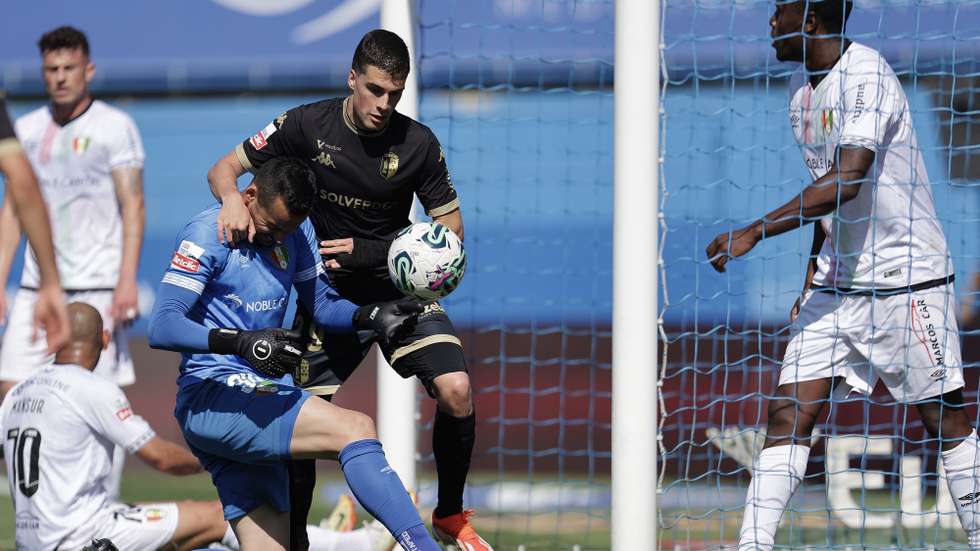 O jogador do Vizela, Soro (C), marca um gholo contra o Estrela Amadora durante o jogo da 33ª jornada da I Liga de futebol, realizado no Estádio Futebol Clube Vizela, 11 de maio de 2024. MANUEL FERNANDO ARAÚJO/LUSA