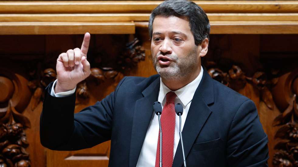 O presidente do Chega (CH), André Ventura, intervém durante a sessão plenária num debate de urgência sobre "a situação provocada pelas declarações do Senhor Presidente da República em relação à reparação histórica das ex-províncias ultramarinas", na Assembleia da República, em Lisboa, 15 de maio de 2024. ANTÓNIO PEDRO SANTOS/LUSA