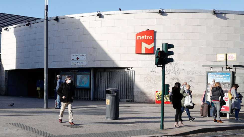 Um utente protegido com uma máscara devido à pandemia do Covid-19 à saída da estação do Metro do Caís do Sodré, em Lisboa, 16 de março de 2020. Em Portugal, a Direção-Geral da Saúde (DGS) elevou no domingo o número de casos de infeção confirmados pelo Covid-19 para 245, mais 76 do que os registados no sábado. ANTÓNIO COTRIM/LUSA