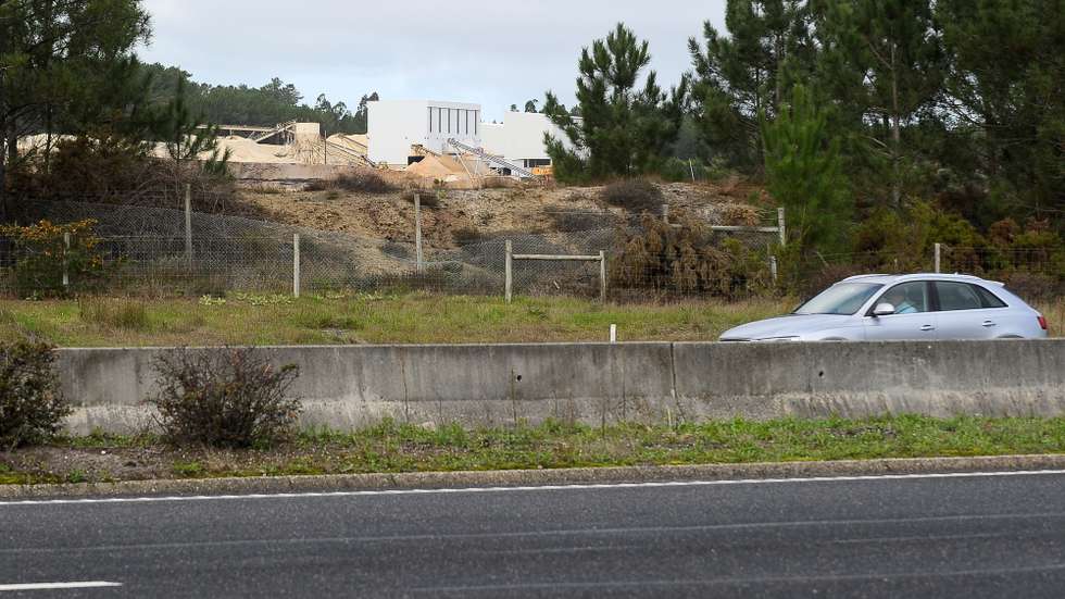 Um veículo que circula na A8, passa por uma das pedreiras que está em estudo de impacto ambiental e que está dividida pela autoestrada, entre os nós de Valado dos Frades, na Nazaré e Pataias, Alcobaça, 13 de novembro de 2019. A Quercus alertou hoje para o perigo de acidentes ou abatimento do piso da Autoestrada 8 (A8) se for licenciada uma mina, em consulta pública, mas já parcialmente explorada, na fronteira entre os concelhos de Alcobaça e Nazaré. CARLOS BARROSO/LUSA