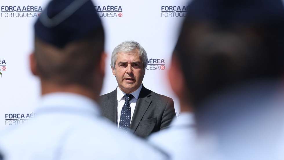 O ministro da Defesa Nacional, Nuno Melo, discursa na cerimónia militar das comemorações do 72º. Aniversário dia da Força Aérea, que este ano realizaram-se em Portimão, 6 de julho de 2024. LUÍS FORRA/ LUSA