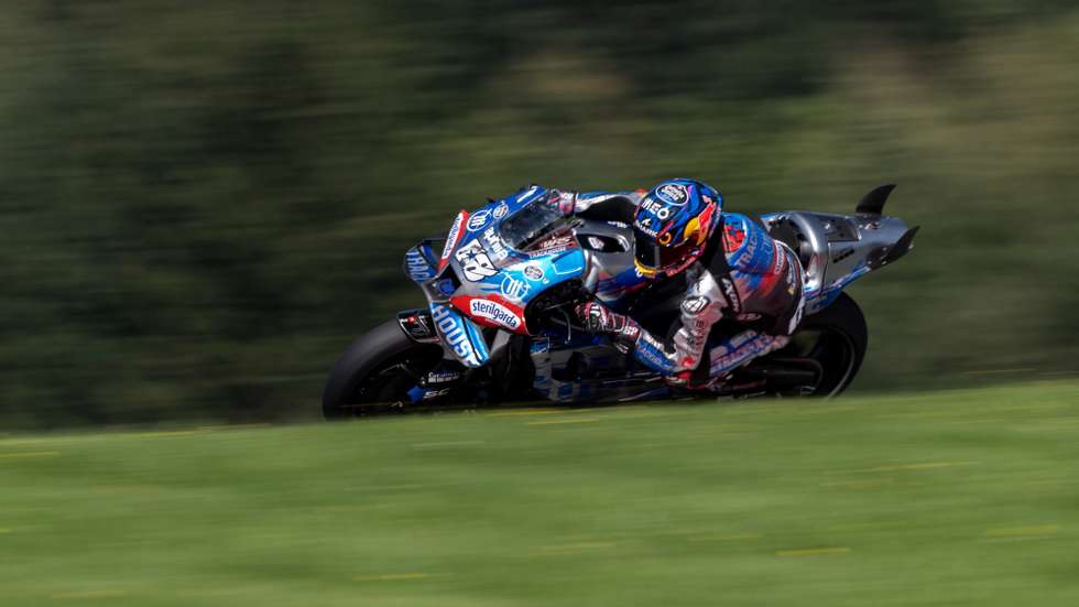 epa11552618 Portuguese rider Miguel Oliveira of Aprilia Racing Independent Team in action during the qualifying of the Motorcycling Grand Prix of Austria at the Red Bull Ring in Spielberg, Austria, 17 August 2024. The Motorcycling Grand Prix of Austria takes place from 16 to 18 August 2024.  EPA/JOHANN GRODER