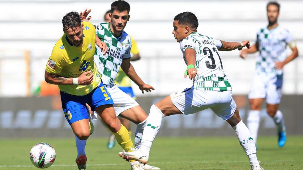 O jogador do Moreirense, Madson (D), disputa a bola com o jogador do Arouca, David Simão (E), durante o jogo da Primeira Liga de futebol, disputado no estádio Comendador Joaquim de Almeida Freitas, em Moreira de Cónegos, 18 de agosto de 2024. ESTELA SILVA/LUSA