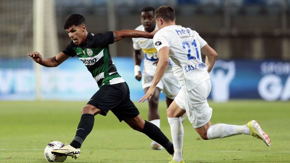 Sporting`s Mateus Fernandes (L) fights for the ball with Union Saint-Gilloise`s Castro-Montes during a match to prepare for the Portuguese First League soccer held at Algarve stadium in Loule, Portugal, 17 July 2024. LUIS BRANCA/LUSA