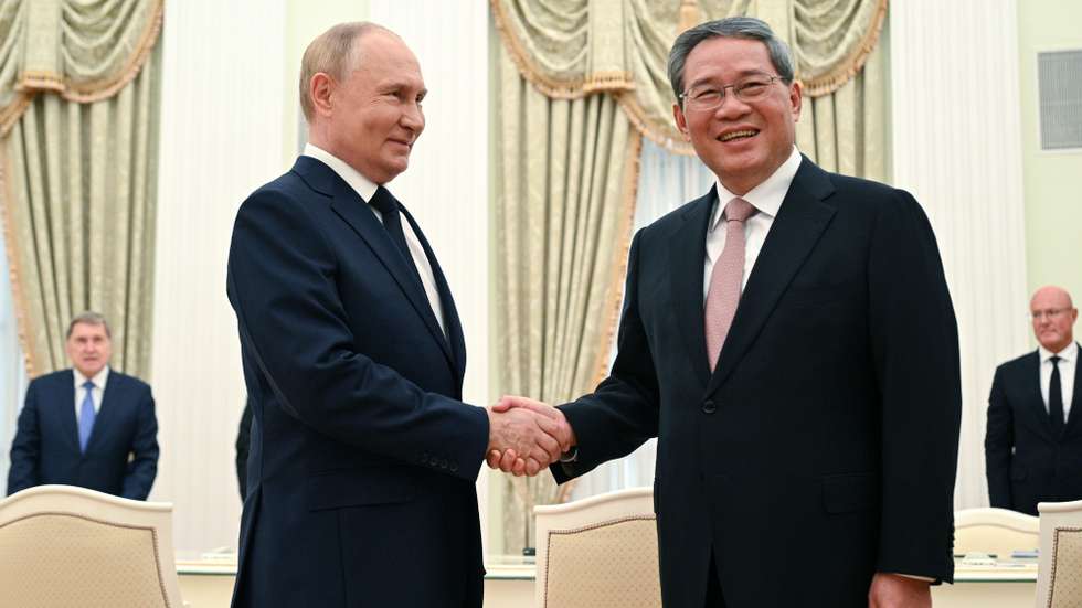 epa11557836 Russian President Vladimir Putin (L) shakes hands with Chinese Premier Li Qiang during their meeting at the Kremlin in Moscow, Russia, 21 August 2024.  EPA/ALEXEI FILLIPOV / SPUTNIK / KREMLIN POOL MANDATORY CREDIT