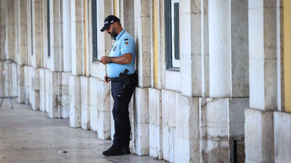 Um agente da Polícia de Segurança Pública (PSP) na Baixa Pombalina, em Lisboa, 06 de agosto de 2024. Baixa. Polícia. Segurança. ANTÓNIO PEDRO SANTOS/LUSA