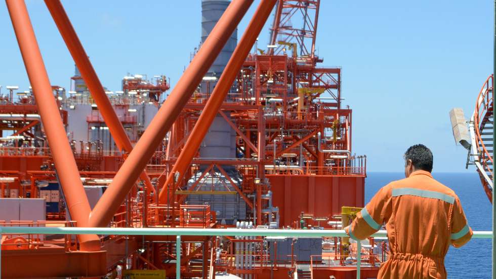 Plataforma flutuante Coral Sul que produz gás natural liquefeito ao largo da costa de Cabo Delgado, Moçambique, 23 de novembro de 2022. A infraestrutura é operada pela petrolífera italiana Eni e a 13 de novembro tornou-se no primeiro projeto a exportar gás das reservas da bacia do Rovuma. LUÍS FONSECA/LUSA