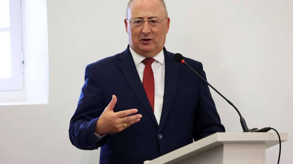 O ministro da Agricultura e Pescas, José Manuel Fernandes, intervém na cerimónia de assinatura do contrato da “Empreitada de Construção da Rede de Rega do Aproveitamento Hidroagrícola do Xévora”, em Campo Maior, 27 de agosto de 2024. NUNO VEIGA/LUSA