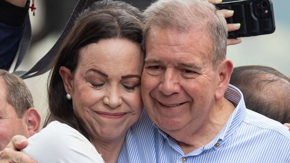 epa11592821 (FILE) - Venezuelan opposition leader Maria Corina Machado (L) hugs Venezuelan presidential candidate Edmundo Gonzalez Urrutia (R) at a rally in Caracas, Venezuela, 30 July 2024 (reissued 08 September 2024). Edmundo Gonzalez has left the country and is seeking asylum in Spain, Venezuela's Vice President Delcy Rodriguez said on social media on 07 September 2024. Venezuela is in a political crisis since President Maduro was declared the winner of the elections on 28 July, which are the subject of allegations of fraud.  EPA/RONALD PENA R