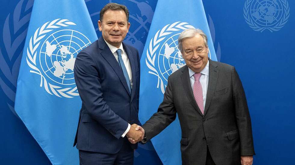O secretário-geral da ONU, António Guterres (D), elogiou hoje o papel de Portugal nas Nações Unidas, após uma reunião com o primeiro-ministro, Luís Montenegro, que lhe assegurou que o Governo estará sempre ao seu lado.
António Guterres e Luís Montenegro estiveram reunidos durante cerca de meia hora na sede da Organização das Nações Unidas (ONU), em Nova Iorque, e no fim prestaram declarações aos jornalistas, sem responder a perguntas, 25 de novembro de 2024. ESKINDER DEBEBE / UN Photo / LUSA