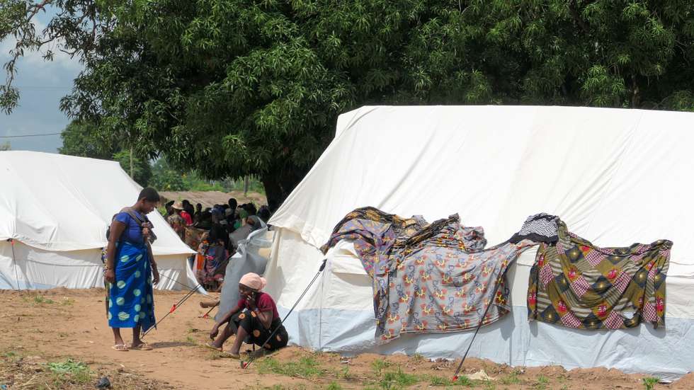 Deslocados no pátio da escola de Namicire, vila de Chiùre, após dias a caminhar para fugir aos ataques terroristas em Cabo Delgado, Moçambique, 24 de fevereiro de 2024. (ACOMPANHA TEXTO) PAULO JULIÃO/LUSA