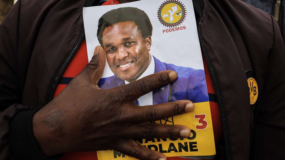 epaselect epa11638301 A supporters of presidential candidate Venancio Mondlane, supported by the People&#039;s Democratic Party of Mozambique (PODEMOS), attends a campaign event in Chimoio, Mozambique, 02 October 2024. Mozambique is holding its seventh presidential elections on 09 October, in which the current head of state, Filipe Nyusi, who has reached the constitutional limit of two terms, is no longer running, at the same time as the seventh legislative elections and the fourth elections for provincial assemblies and governors.  EPA/JOSE COELHO