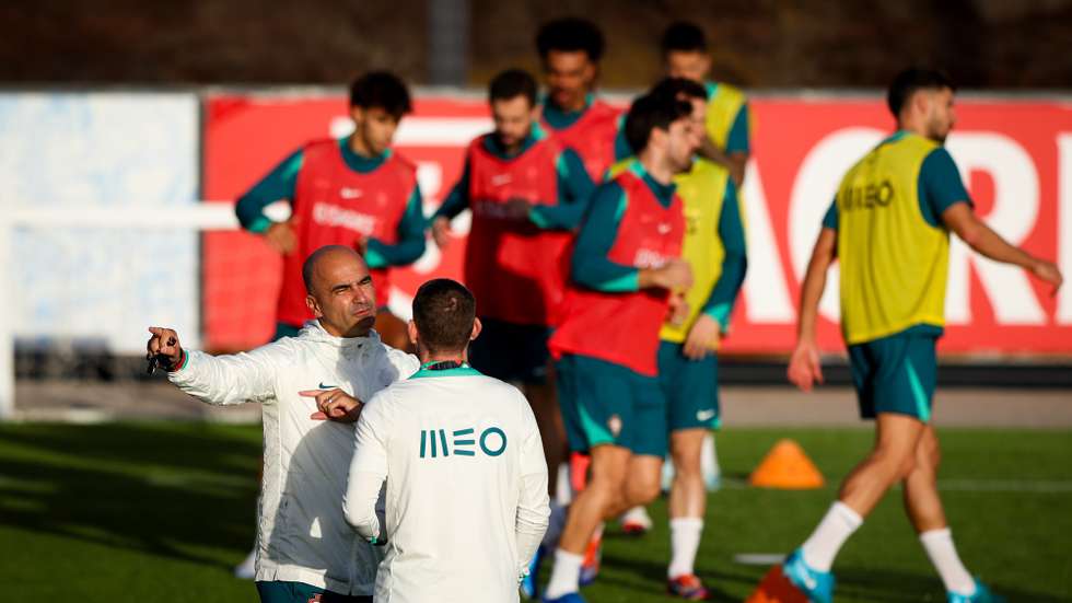 Portugal national soccer team head coach Roberto Martinez (L) attends a training session at Cidade do Futebol (Soccer City) in Oeiras, outskirts of Lisbon, Portugal, 10 October 2024. Portugal will play against Poland on October 12th and with Scotland on October 15th for the UEFA Nations League. JOSE SENA GOULAO/LUSA