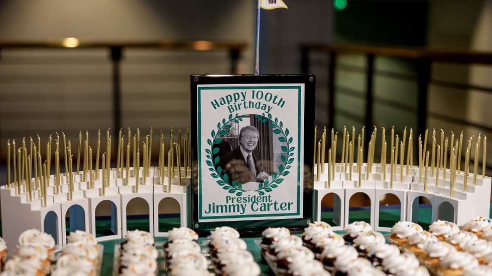 epa11636161 Cupcakes are set up for visitors to the Carter Presidential Center on the 100th birthday of former US president Jimmy Carter in Atlanta, Georgia, USA, 01 October 2024. Carter, a Nobel Peace Prize winner, is the oldest-lived former US president.  EPA/ERIK S. LESSER