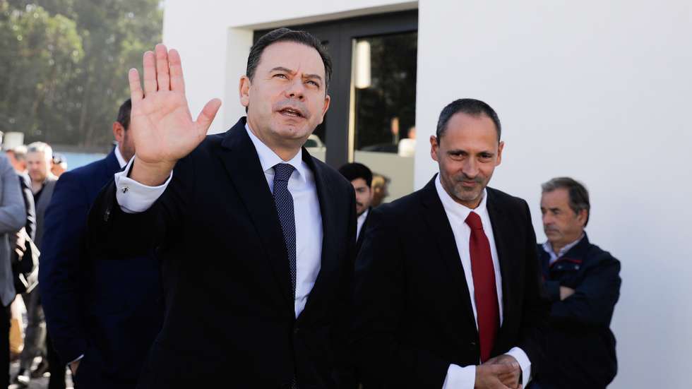 O primeiro-ministro, Luís Montenegro (E), acompanhado pelo presidente da Junta de Freguesia de Caxarias, Nélson Duarte Antunes (2-D), durante a visita e inauguração do novo edifício Multiusos de Caxarias, Unidade de Cuidados de Saúde e Sede da Junta de Freguesia, em Caxarias, Ourém, 21 de outubro de 2024. PAULO CUNHA/LUSA