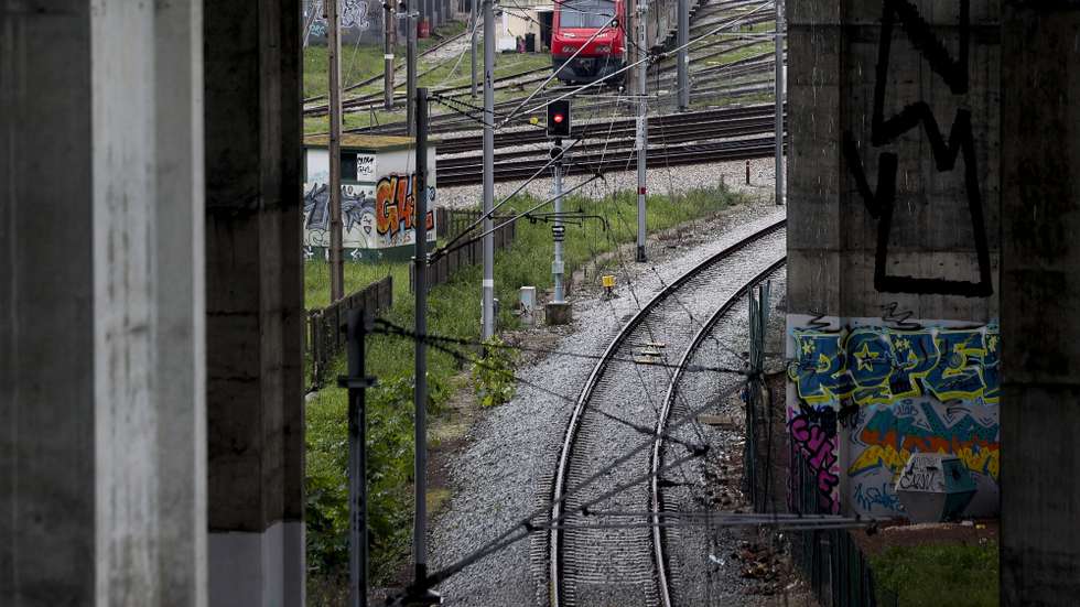 A greve dos trabalhadores da Infraestruturas de Portugal (IP) levou hoje à supressão de 140 comboios de 252 programados (55,6%) pela CP, entre as 00:00 e as 08:00, segundo dados da transportadora, 2 de janeiro de 2024 em Lisboa. Os trabalhadores da Infraestruturas de Portugal (IP) cumprem hoje o primeiro de dois de greve intercalados, tendo sido decretados serviços mínimos. TIAGO PETINGA/LUSA