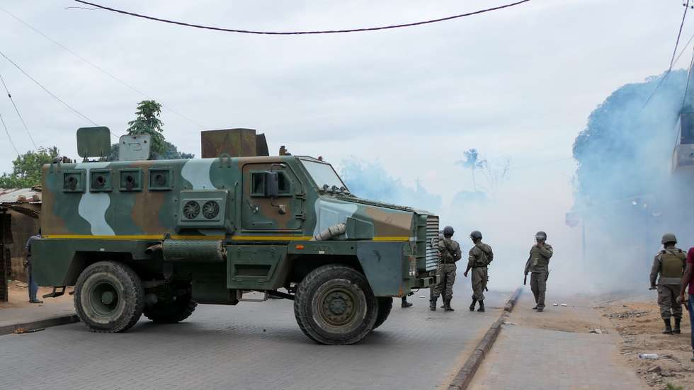 Agentes da polícia moçambicana disparam vários tiros de gás lacrimogéneo contra um grupo de dezenas de manifestantes pró-Venâncio Mondlane que tentavam chegar ao centro da cidade de Maputo, Moçambique, 31 de outubro de 2024. PAULO JULIÃO/LUSA