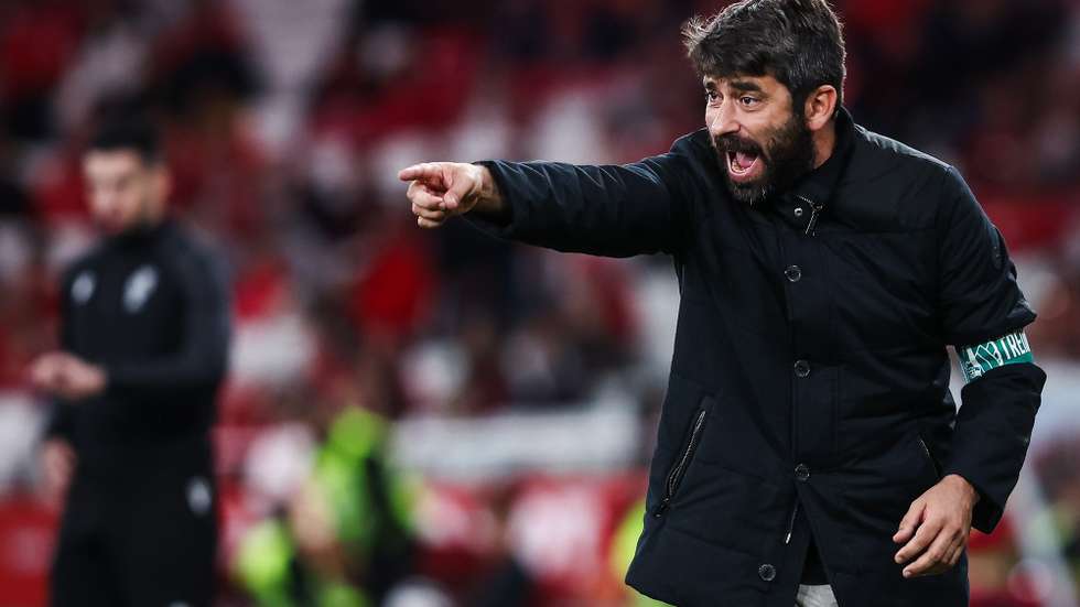 Rio Ave head coach Luis Freire during their Portuguese First League Soccer match against Benfica held at Luz Stadium in Lisbon, Portugal, 27 October 2024. RODRIGO ANTUNES/LUSA