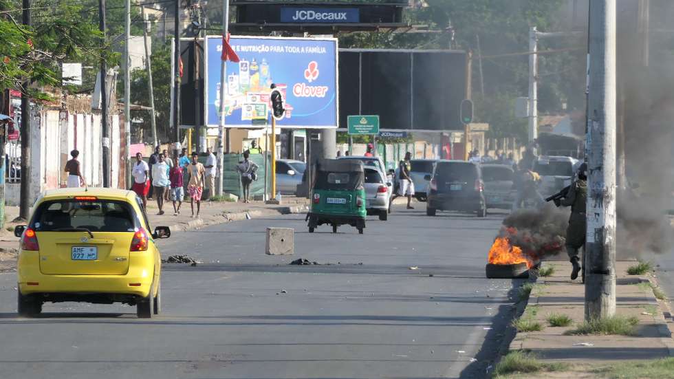 A cidade de Maputo registou hoje, pelo segundo dia consecutivo, confrontos entre apoiantes do candidato presidencial Venâncio Mondlane, com a polícia a intervir, lançando gás lacrimogéneo para dispersar, em Maputo, 01 de novembro de 2024. PAULO JULIÃO/LUSA