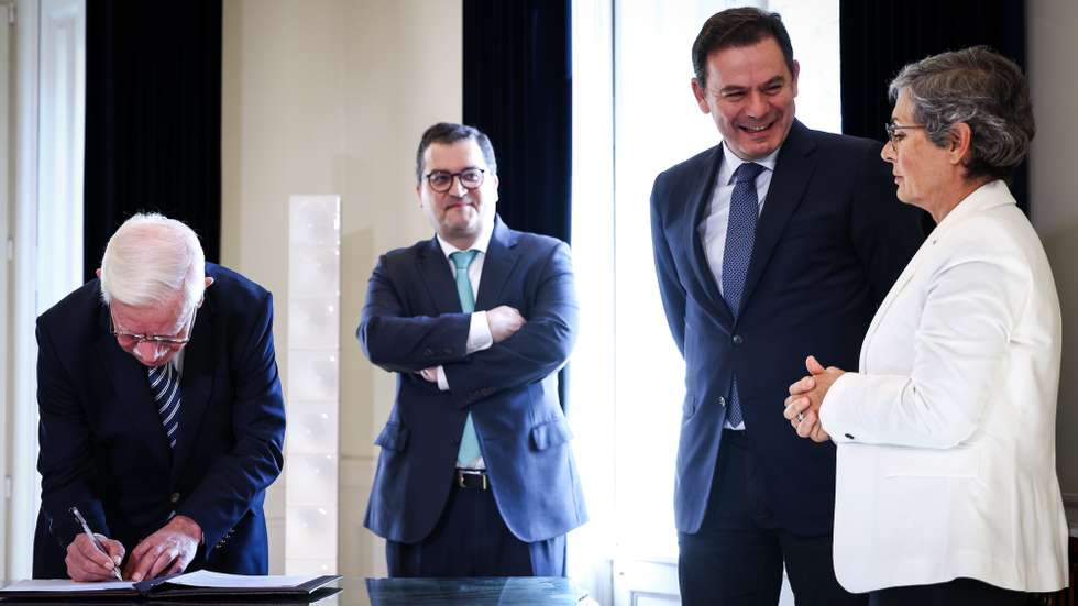 O primeiro-ministro, Luís Montenegro (C-D), o ministro de Estado e das Finanças, Joaquim Miranda Sarmento (C-E), o representante da Frente de Sindicatos da Administração Pública (FESAP), José Joaquim Abraão (E) e a  representante da Frente Sindical, Maria Helena Rodrigues (D), durante a assinatura do Acordo Plurianual 2025-2028 de Valorização dos Trabalhadores da Administração Pública, em Lisboa, 06 de Novembro de 2024. RODRIGO ANTUNES/LUSA