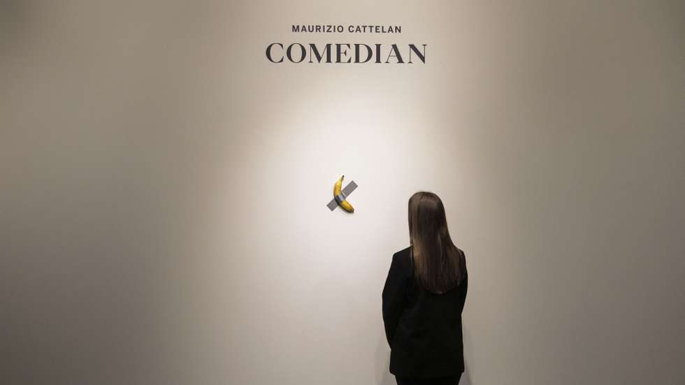 epa11682862 A person looks at Italian artist Maurizio Cattelan's 'Comedian,' a conceptual art piece of a real banana attached to a wall with duct tape, during a press preview for an upcoming auction of the work at Sotheby's auction house in New York, New York, USA, 25 October 2024. The piece is estimated to sell for 1 million - 1.5 million USD (925,000 - 1.4 million EUR) during an auction in November.  EPA/JUSTIN LANE
