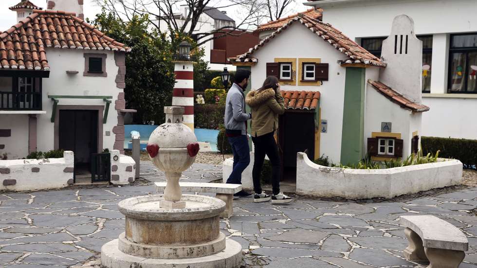Visitantes no Portugal dos Pequenitos, que se encontra a comemorar 75 anos e continua a levar as crianças para dentro de monumentos históricos feitos à sua medida, Coimbra, 24 de fevereiro de 2015. Para assinalar os 75 anos da inauguração do Portugal dos Pequenitos, a Fundação Bissaya Barreto (FBB), entidade que gere o espaço, pretende avançar, entre 2015 e 2016, com a construção de "novos monumentos representativos do Portugal contemporâneo", de forma a "não deixar o parque parado no tempo. (ACOMPANHA TEXTO) PAULO NOVAIS/LUSA