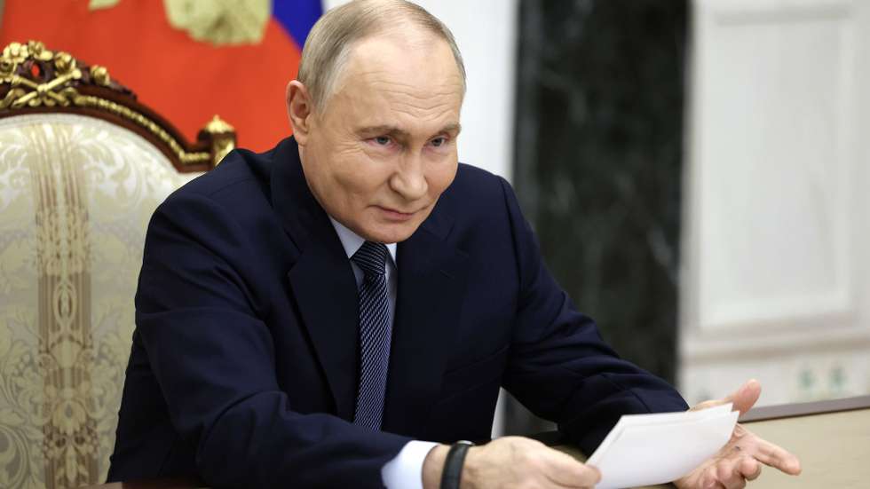 epa11734981 Russian President Vladimir Putin holds a meeting with the Defence Ministry leadership and representatives of the defense industry, in Moscow, Russia, 22 November 2024. Putin announced a successful test of the latest medium-range missile 'Oreshnik' on 21 November. Russia launched a combined strike on Ukraine's Yuzhmash defense plant in Dnipro with a ballistic missile in a non-nuclear hypersonic warhead, in response to Ukrainian strikes carried out with US and British weapons.  EPA/VYACHESLAV PROKOFYEV/SPUTNIK/KREMLIN POOL MANDATORY CREDIT