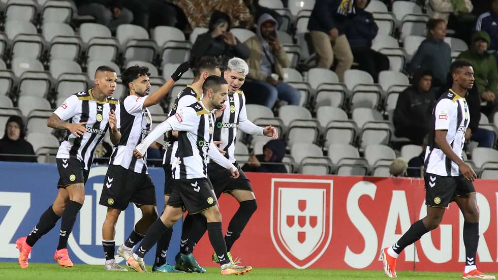 Os jogadores do Nacional festejam o 1-0, durante o jogo da Primeira Liga de Futebol entre o Nacional e o Moreirense, realizado no Estádio da Madeira, no Funchal, ilha da Madeira, 14 de dezembro de 2024. HOMEM DE GOUVEIA/LUSA