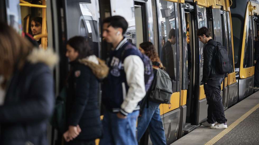 Passageiros entram para uma carruagem do Metro em dia de Greve geral dos maquinistas do Metro do Porto, Vila Nova de Gaia, 06 de dezembro de 2024. O Sindicato Nacional dos Maquinistas dos Caminhos de Ferro Portugueses avançou para a greve face à ausência de clarificação do Governo sobre a relação entre sinistralidade ferroviária e taxa de álcool destes trabalhadores, sugerida pelo ministro Leitão Amaro. JOSÉ COELHO/LUSA