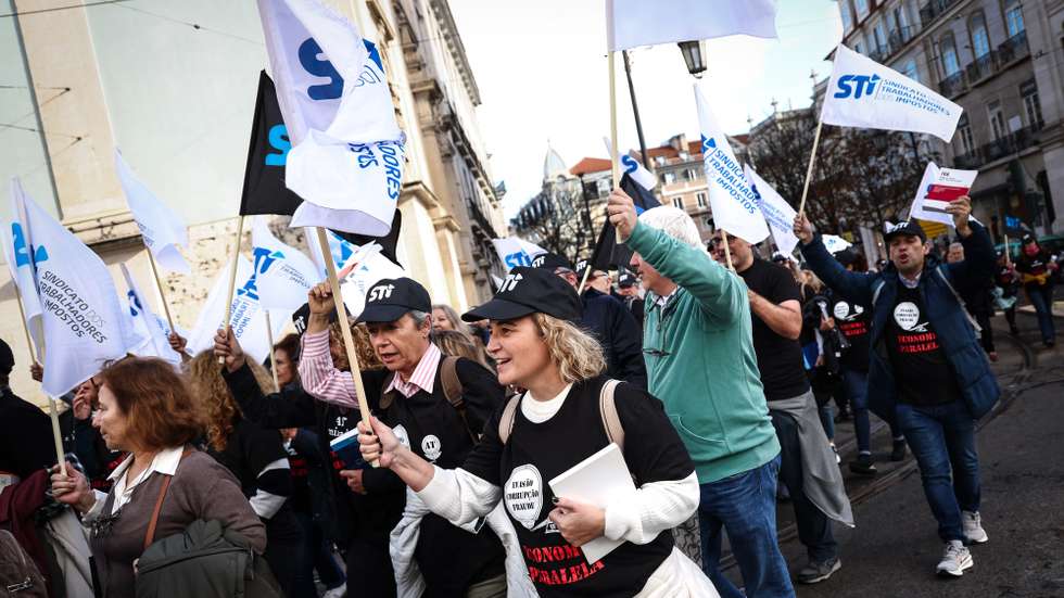 Trabalhadores da Autoridade Tributária participam na manifestação que marca o início de uma greve de dois dias convocada pelo Sindicato dos Trabalhadores de Impostos, para exigir a valorização da carreira, melhores condições de trabalho e a revisão da tabela salarial, em Lisboa, 19 de dezembro de 2024. RODRIGO ANTUNES/LUSA