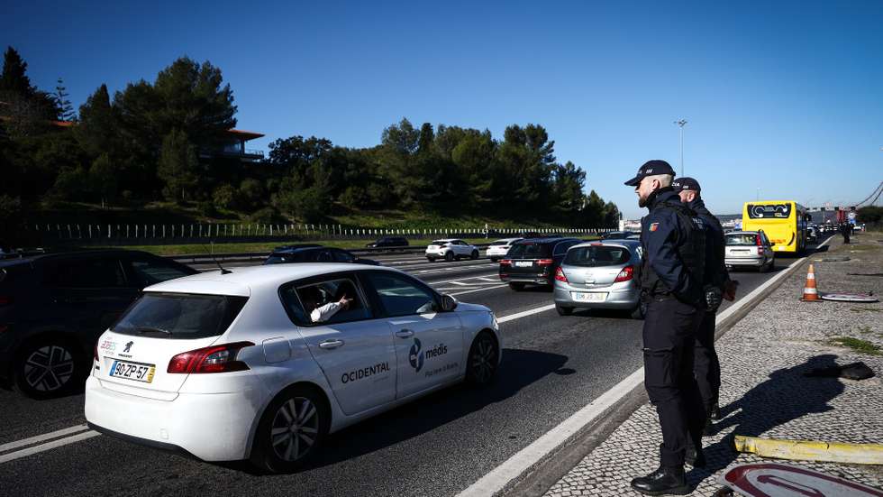 Ação de fiscalização rodoviária da Polícia de Segurança Pública (PSP), no âmbito da campanha “Festas Mais Seguras” na Ponte 25 de Abril, em Lisboa, 27 de Dezembro de 2024. RODRIGO ANTUNES/LUSA