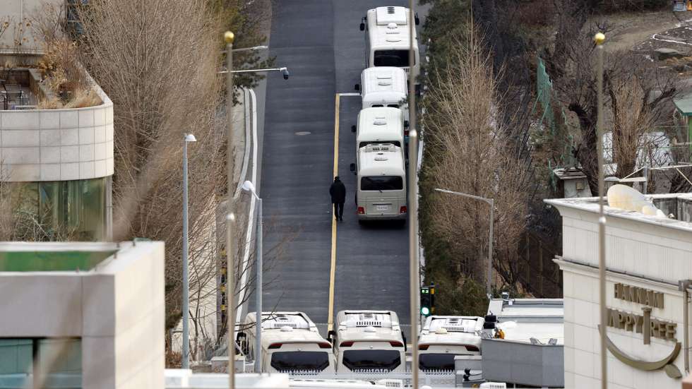 epa11812281 Buses are parked in front of the entrance of impeached South Korean President Yoon Suk Yeol's official residence in Seoul, South Korea, 08 January 2025. On 07 January 2025, a court refiled a warrant to extend the deadline to detain Yoon over his failed bid to impose martial law in December 2024.  EPA/JEON HEON-KYUN