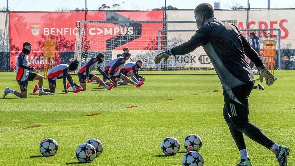 Benfica's goalkeeper Samuel Soares (R) in action during a training session at Benfica Campus in Seixal, near Lisbon, Portugal, 10 December 2024. Benfica will face Bologna in the UEFA Champions League match on 11 December. JOAO RELVAS/LUSA