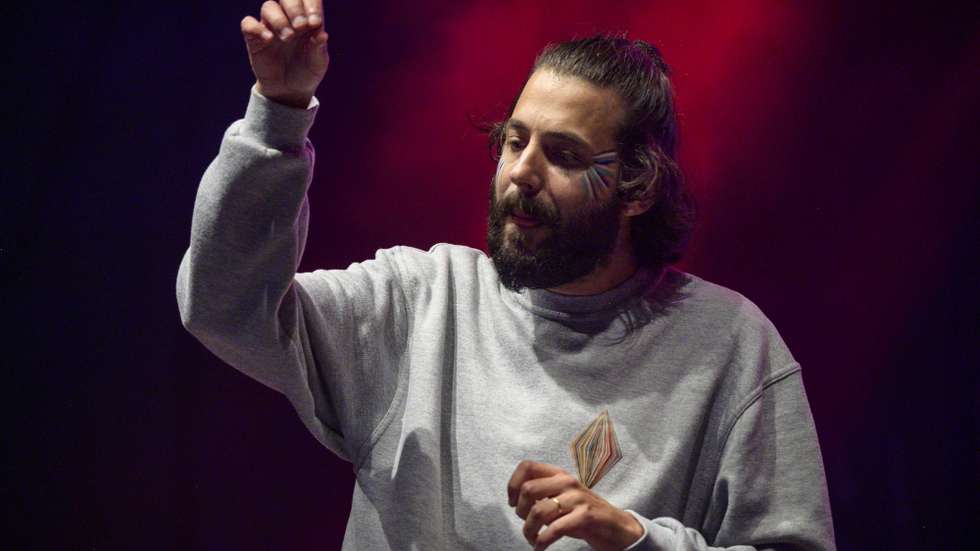 O músico português, Salvador Sobral, durante o concerto no XXIV Festival Músicas do Mundo 2024, em Sines, 24 de julho de 2024. O festival decorre até 27 de julho. TIAGO CANHOTO/LUSA