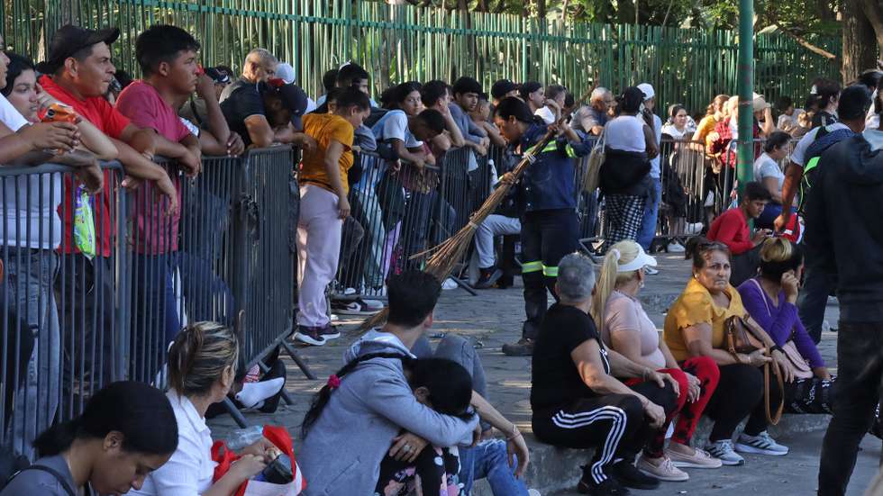 epa11845277 People wait in line to resolve their immigration situation in Tapachula, Chiapas state, Mexico, 22 January 2025. Migrants stranded at the southern border of Mexico have to choose between continuing their journey or returning to their countries due to the new restrictions imposed by US President Donald Trump and the repatriation policies announced by Mexican President Claudia Sheinbaum.  EPA/JUAN MANUEL BLANCO