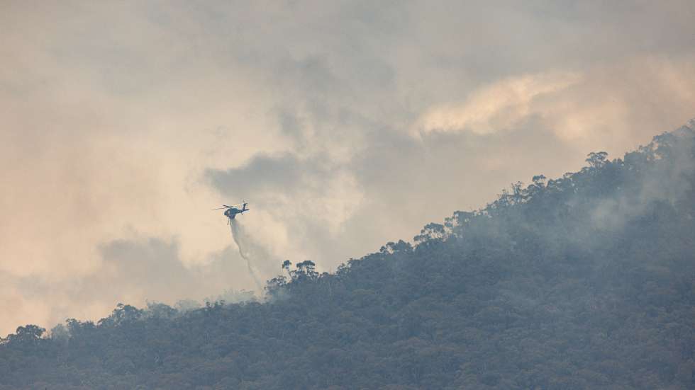 epa11794453 Fire crews battle bushfires at Halls Gap in the Grampians region of Victoria, Australia, 27 December 2024. Bushfires continue to burn in the Grampians in Victoria's west.  EPA/DIEGO FEDELE AUSTRALIA AND NEW ZEALAND OUT