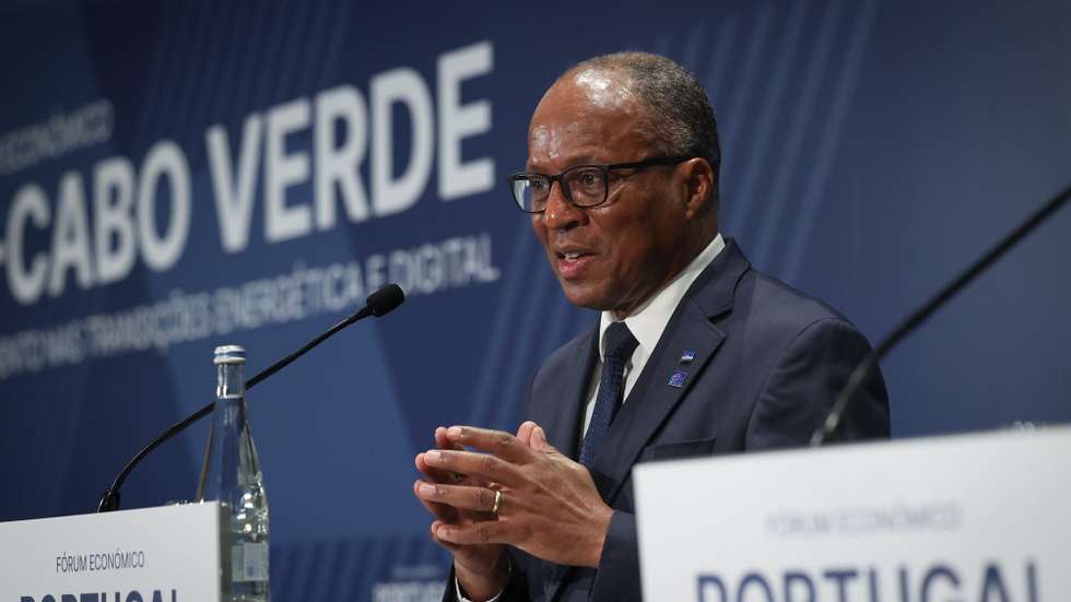 O primeiro-ministro de Cabo Verde, Ulisses Correia e Silva, intervém durante o Fórum Económico, que decorre hoje em Lisboa no âmbito da VII Cimeira entre Portugal e Cabo Verde, em Lisboa, 28 de janeiro de 2025. A VII Cimeira entre os dois países permitiu que fossem acordados 30 instrumentos bilaterais, 20 dos quais foram já assinados entre hoje e segunda-feira, restando 10 para serem firmados por várias entidades. MANUEL DE ALMEIDA/LUSA