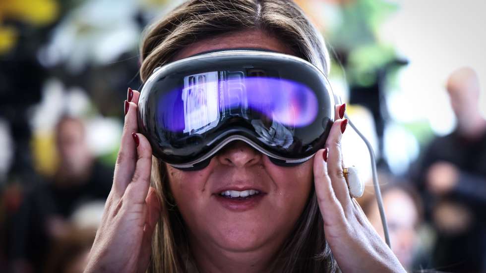 A ministra da Juventude e Modernização, Margarida Balseiro Lopes, utiliza uns óculos de realidade virtual (RV), durante uma visita à Unidade Local de Saúde (ULS) de Santa Maria, no âmbito da apresentação de algumas soluções de Inteligência Artificial, em Lisboa, 03 de fevereiro de 2024. RODRIGO ANTUNES/LUSA
