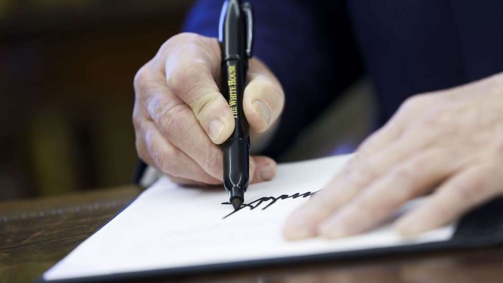epa11875452 US President Donald Trump signs a series of executive orders in the Oval Office of the White House in Washington, DC, USA, 04 February 2025.  EPA/SHAWN THEW / POOL