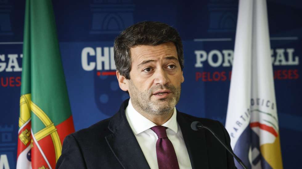 O presidente do Chega (CH), André Ventura, fala aos jornalistas durante uma conferência de imprensa na sede do partido, sobre um potencial conflito de interesses do primeiro-ministro, Luís Montenegro (ausente da foto), pela existência de uma empresa imobiliária com a mulher e os filhos, após a aprovação da lei dos solos aprovada em novembro, Lisboa, 16 de fevereiro de 2025. ANTÓNIO PEDRO SANTOS/LUSA