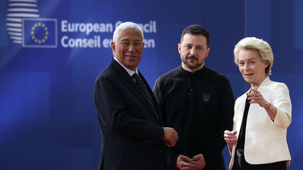 epa11943928 (L-R) EU Council President Antonio Costa, Ukraine's President Volodymyr Zelensky and European Commission President Ursula von der Leyen arrive for an European Council meeting in Brussels, Belgium, 06 March 2025. The EU leaders are convening for a special summit to discuss ongoing support for Ukraine and enhance European defence.  EPA/CHRISTOPHE PETIT TESSON