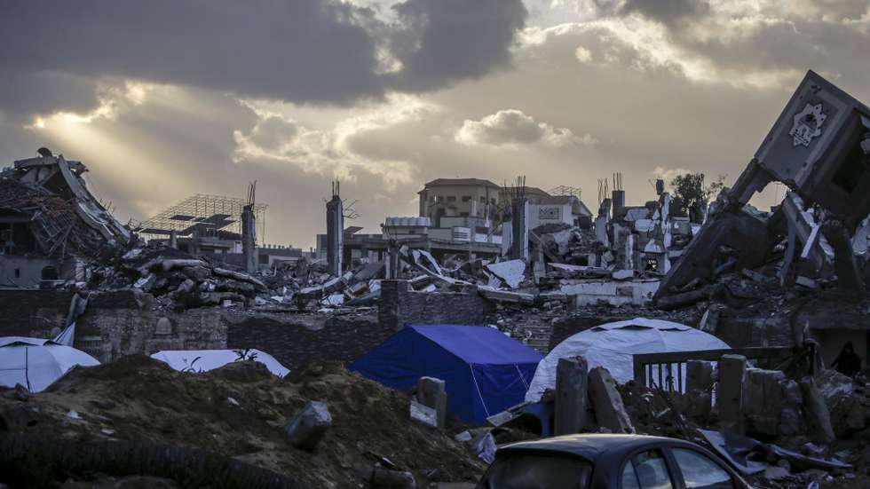 epa11976749 Tents of displaced Palestinians from northern Gaza are set up near destroyed buildings in Gaza City, 20 March 2025, after the Israeli army issued evacuation orders for areas in northern Gaza. Israeli forces resumed airstrikes on Gaza on 18 March, ending a ceasefire that had been in place since 19 January.  EPA/MOHAMMED SABER