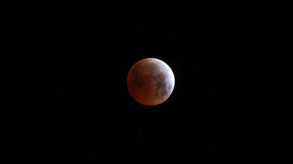 epa11963626 View of the full moon during the total lunar eclipse in Panama City, Panama, during the early hours 14 March 2025.  EPA/JAVIER BELASCO
