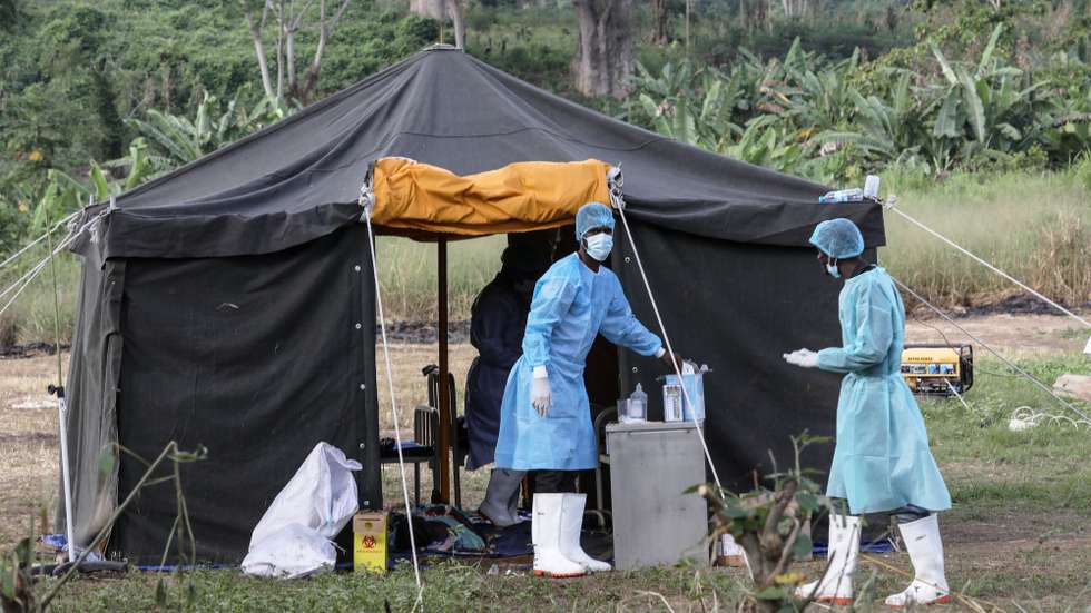 Profissionais de saúde na tenda de atendimento na localidade de Luinha, na comuna da Canhoca na província do Kwanza Norte, sujeita a cerca sanitária devido a um surto de cólera, Luinha, Angola, 20 de março de 2025.  (ACOMPANHA TEXTO DE 22-03-2025)  AMPE ROGÉRIO/LUSA