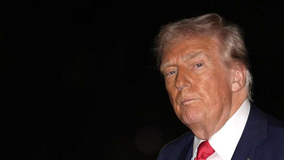 epa12000336 US President Donald Trump walks on the South Lawn of the White House in Washington, DC, USA, 30 March 2025 upon his return from Florida.  EPA/Yuri Gripas / POOL